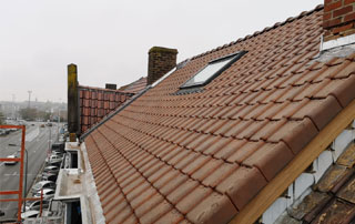 fenêtre Velux sur toit en tuiles