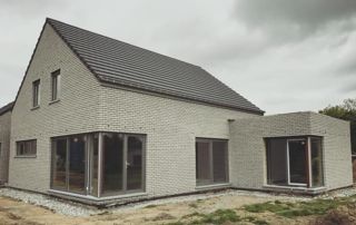 maison avec toiture en tuiles