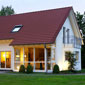 villa blanche avec toiture rouge