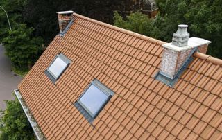 fenêtres Velux sur toit en tuiles