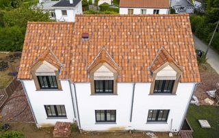 maison avec toiture en tuiles terre cuite