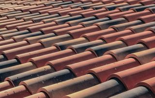 Zoom sur des tuiles de toiture