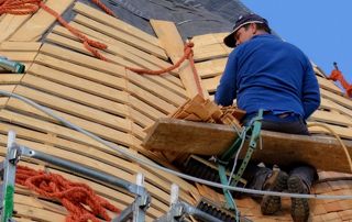 Ouvrier construisant une toiture en bois